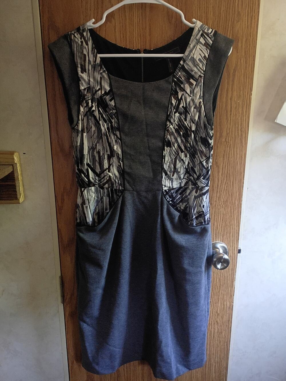 BCBGMAXAZRIA Sleeveless Sheath Dress M Pockets Exposed Zip Cocktail Office